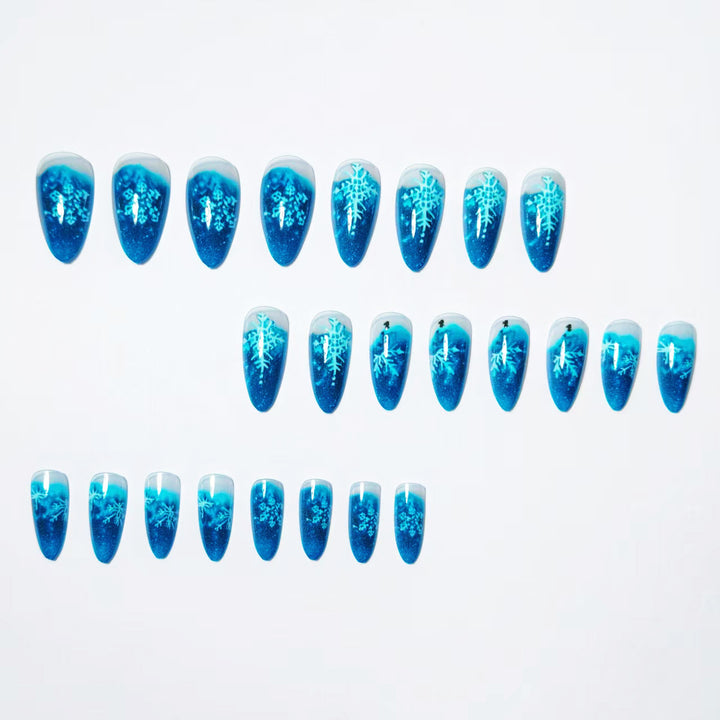 Klares Nageldesign mit Glitzer und Schneeflocken-Motiv Karnz