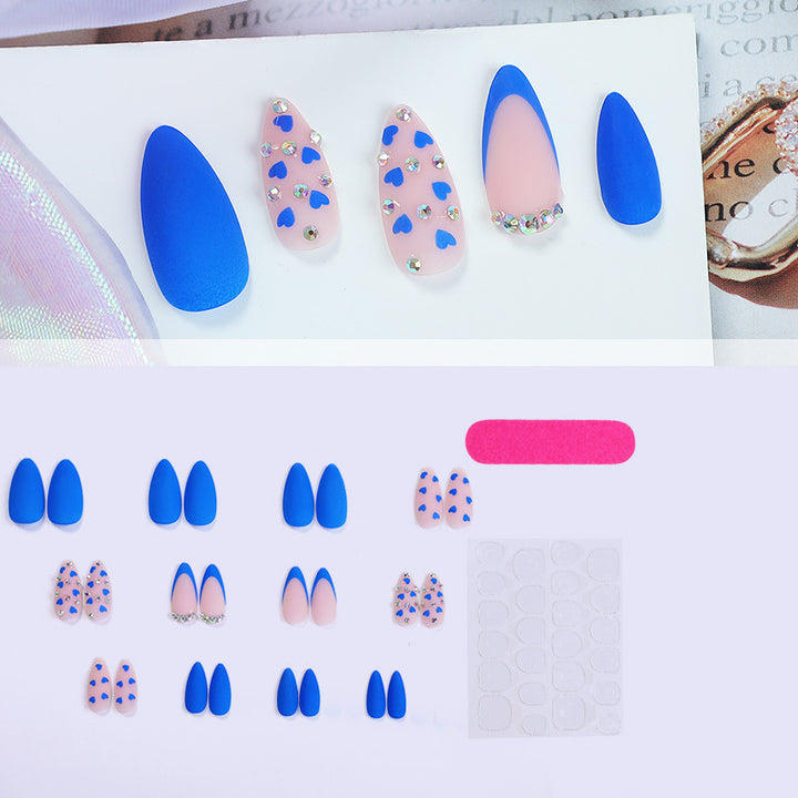 Kunstnagelset mit Herz-Design und Glitzer-Akzenten Karnz