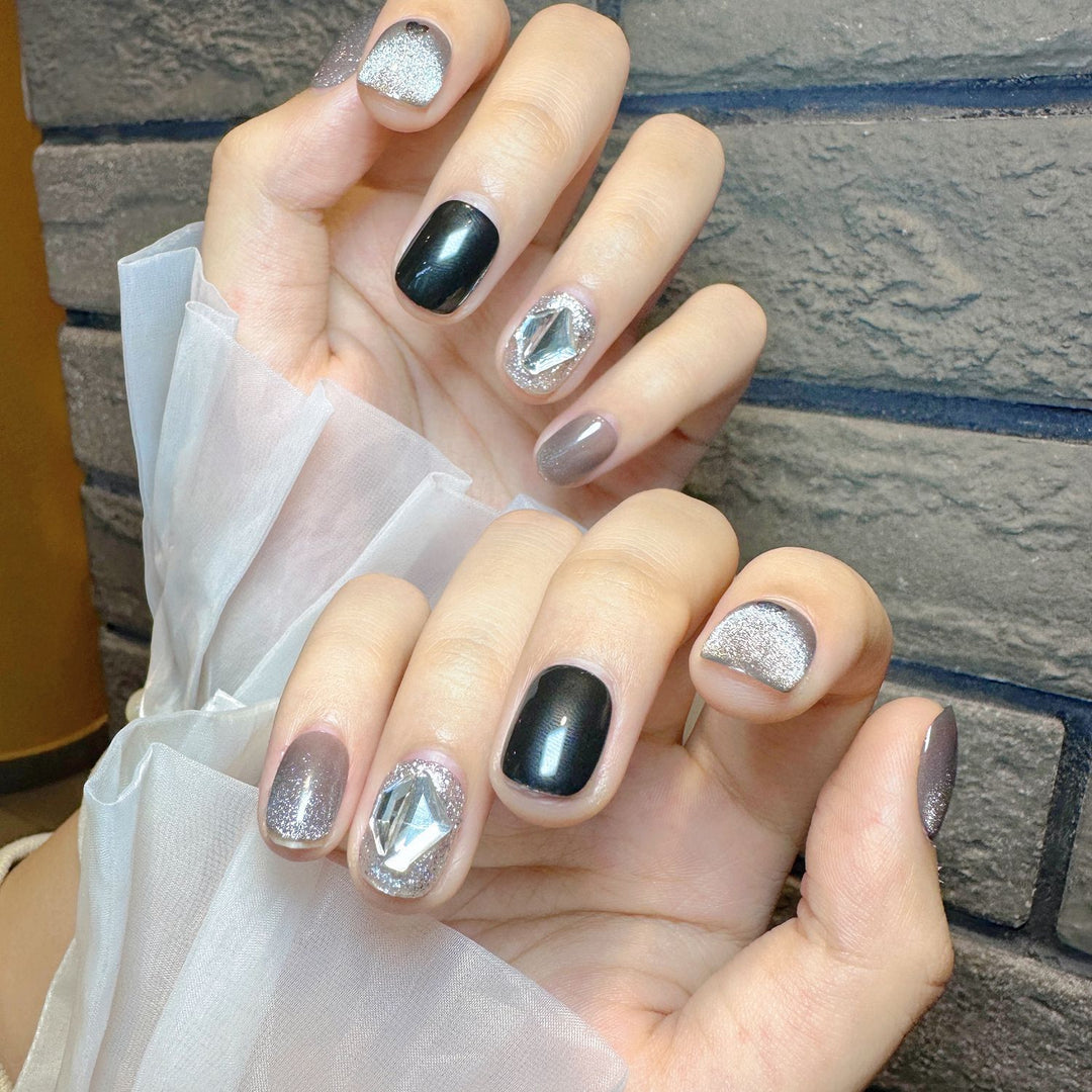 Glamorous Press-On Nail Design Karnz