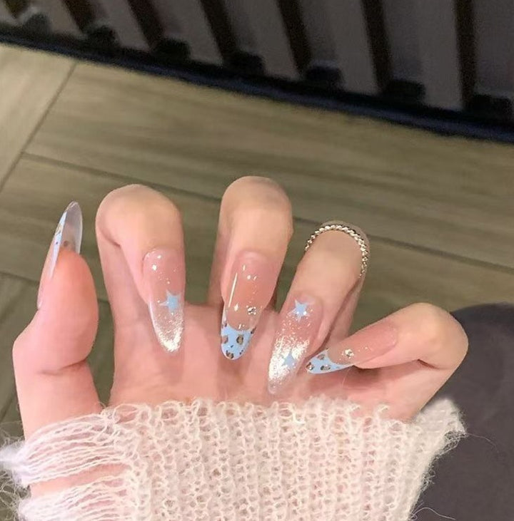 Dekorative Glitzer French Tip Nagelverzierungen Karnz