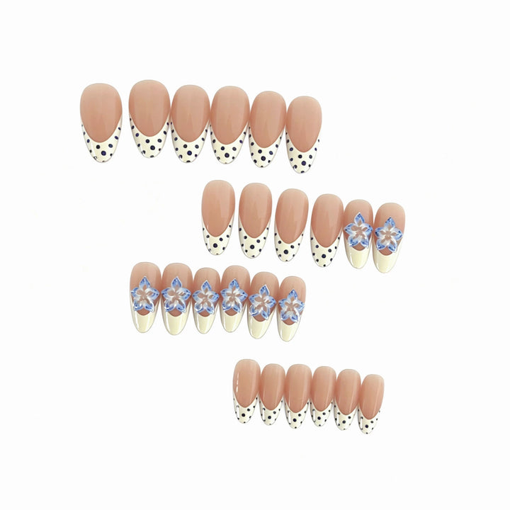 Künstlerisches Press-On-Nagelset mit floralem und Punktedesign Karnz
