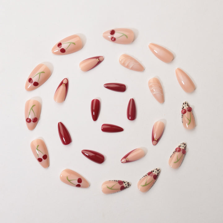Kreatives Nageldesign mit stilvollem Blumen- und Leopardenmuster Karnz