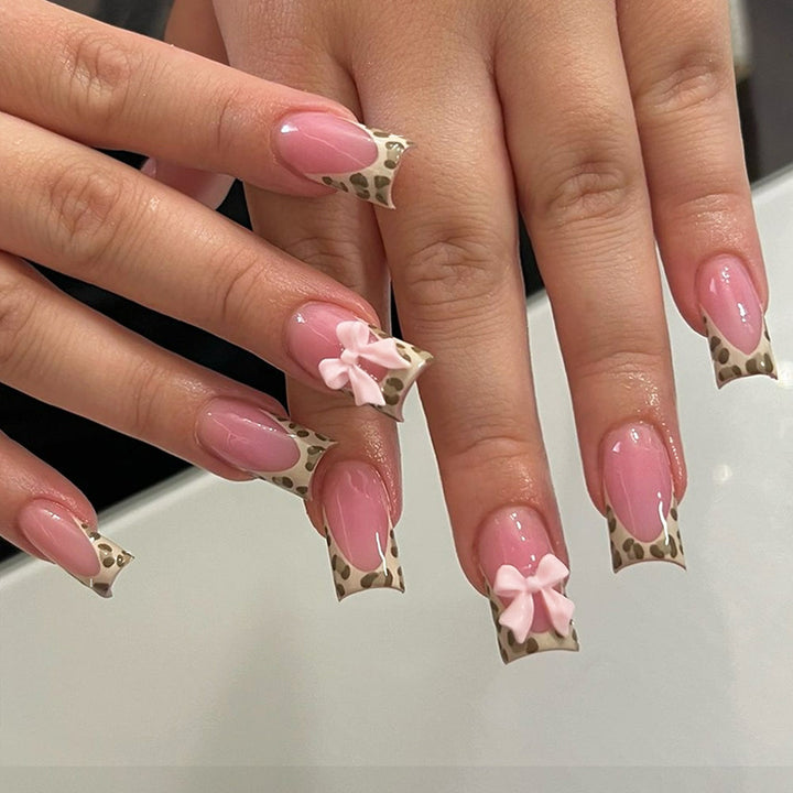 Kunstnagelset mit eleganten Leopardenakzenten und Schleifenverzierungen Karnz