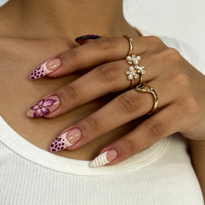 Künstlerisches Florales und Texturiertes Press-On Nagelset Karnz