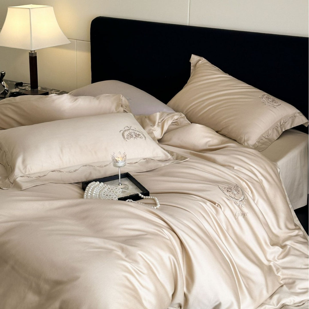 Elegante Satin-Bettwäschegarnitur mit Monogramm-Stick und seidig-weichem Komfortfinish