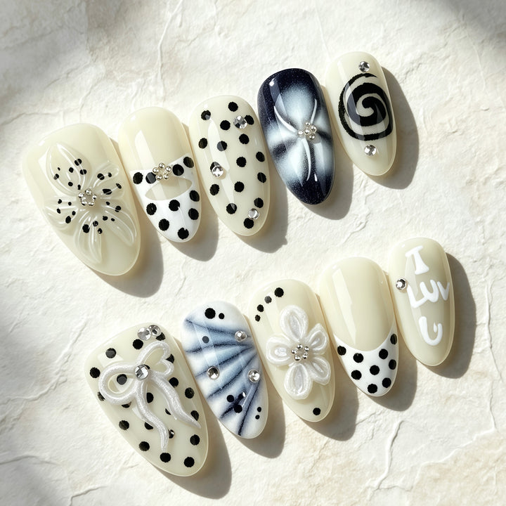 Elegantes Press-On-Nagelkunst-Set mit floralen und Schmuckdesigns