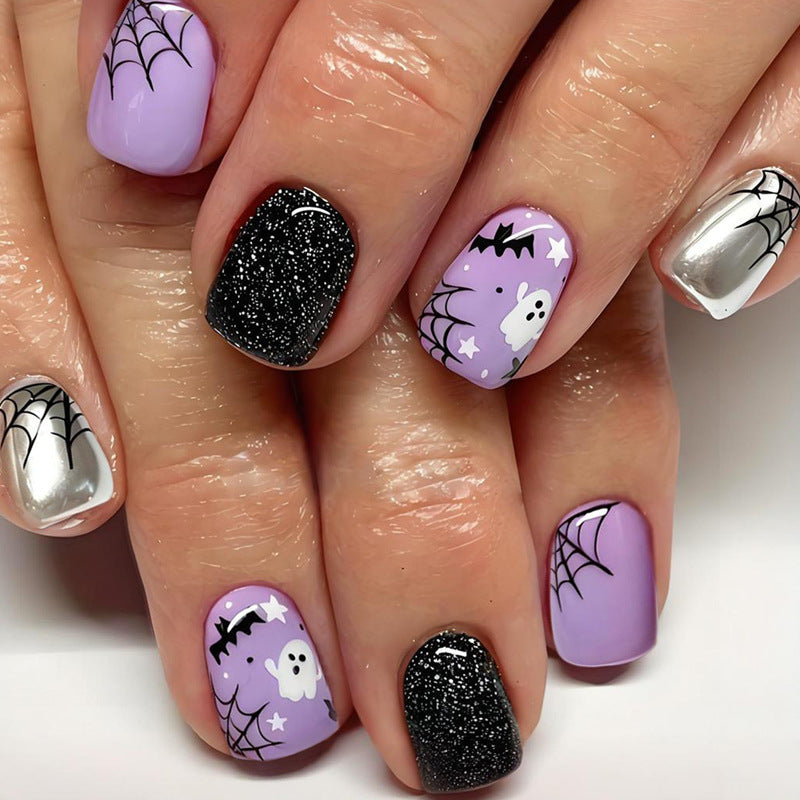 Halloween Kunstnagelset mit spooky Motiven und Glitzerakzenten Karnz