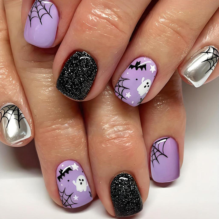 Halloween Kunstnagelset mit spooky Motiven und Glitzerakzenten Karnz