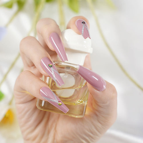 Glamouröse Stiletto-Nagelspitzen Karnz