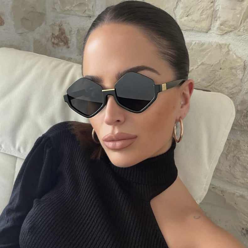 Damen modische Sonnenbrille mit trendy sechseckigem Rahmen und schützenden Gläsern Karnz