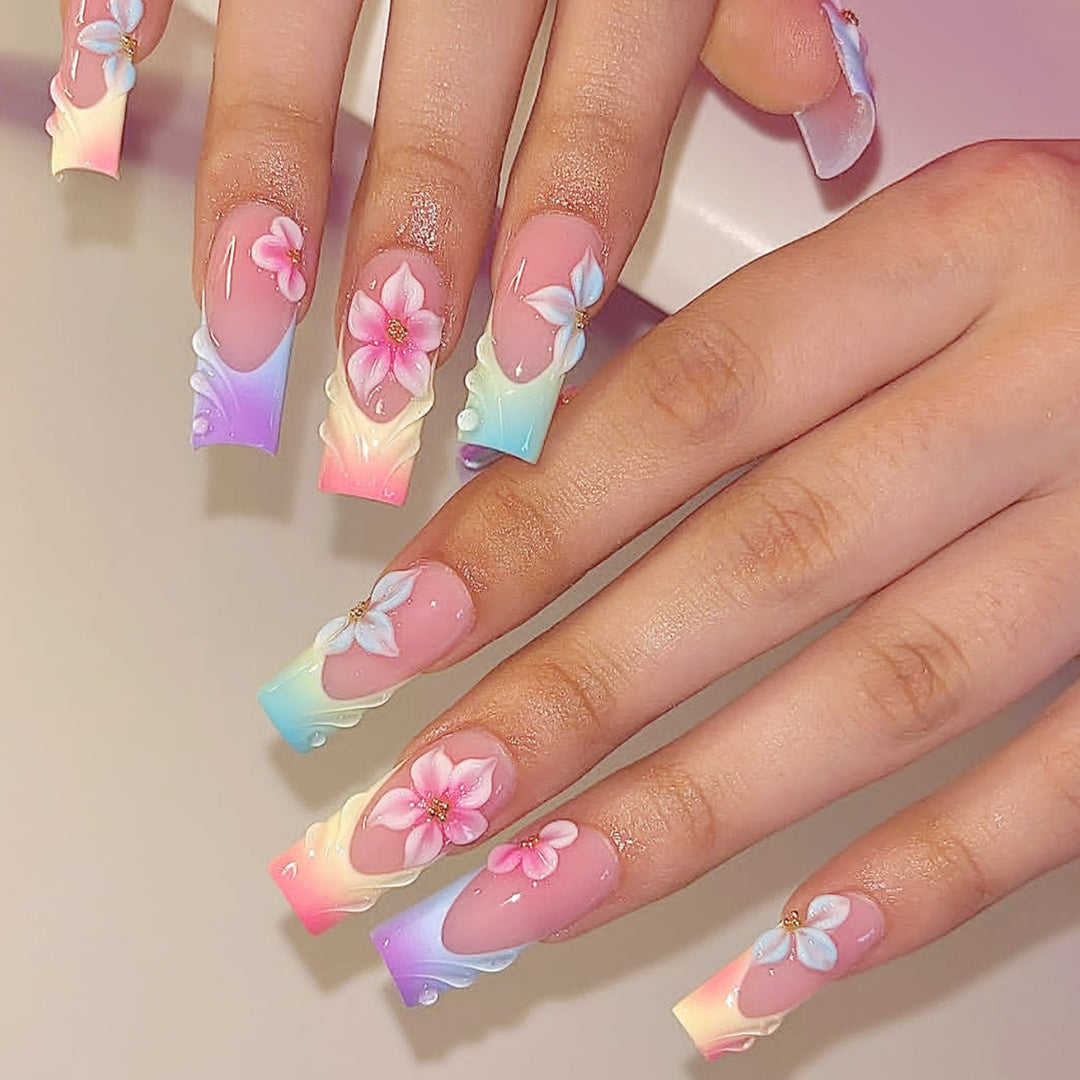 Kunstnagelset mit floralen Designs und elegantem Ombre-Effekt Karnz
