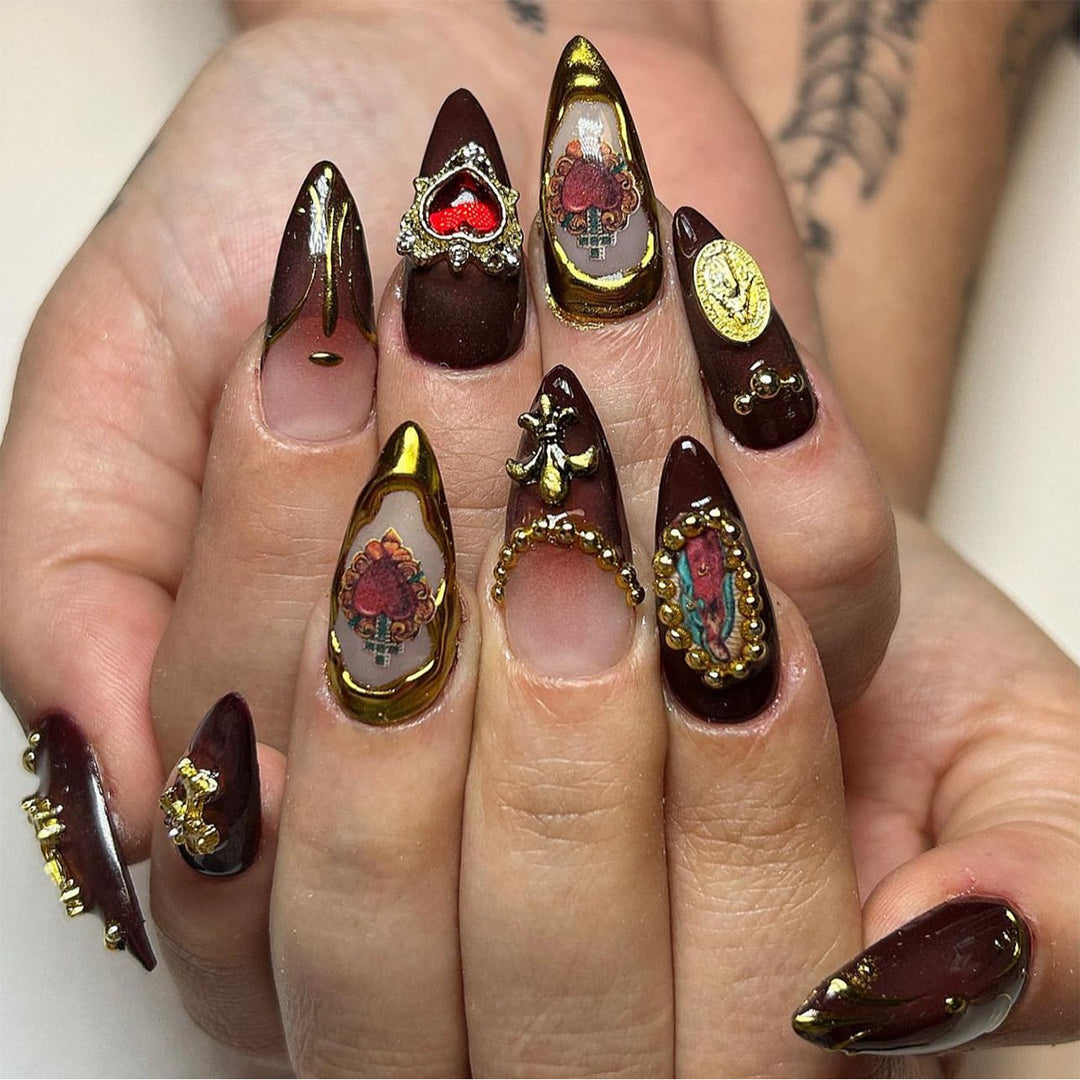 Kunstvolle Stiletto-Nägel mit detaillierten Verzierungen Karnz
