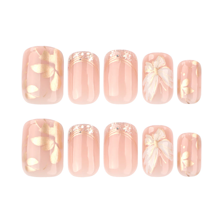 Kunstvolle Nagelgestaltung mit Blattmotiven Karnz