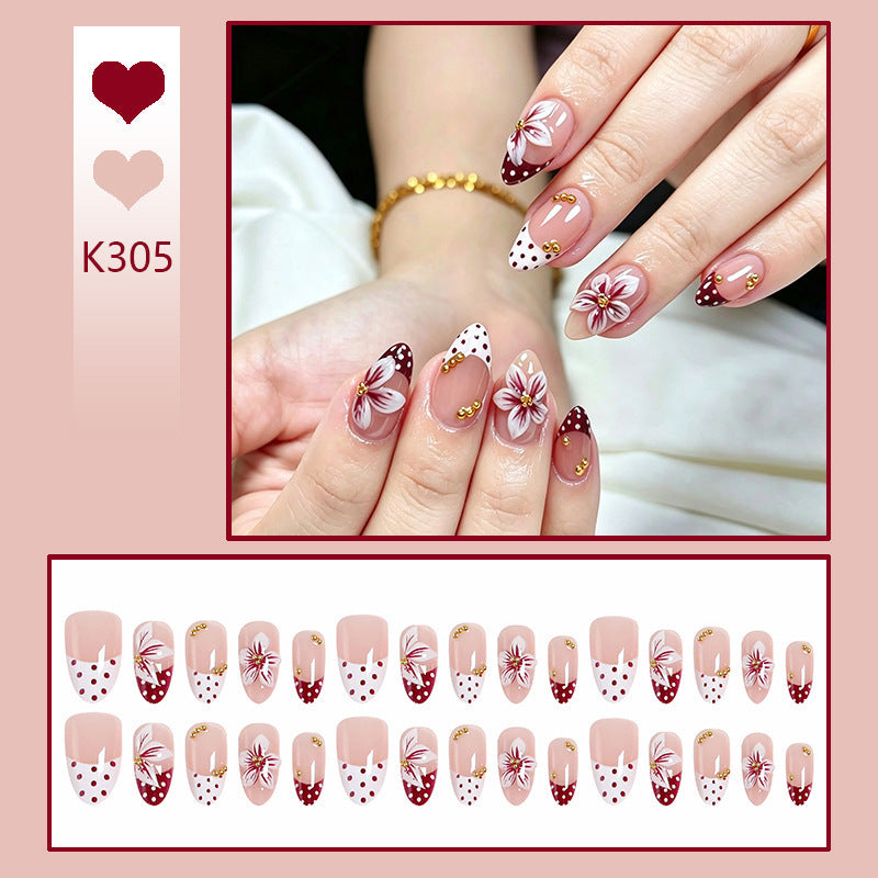 Kunstnagelset mit floralem Design und goldenen Akzenten Karnz