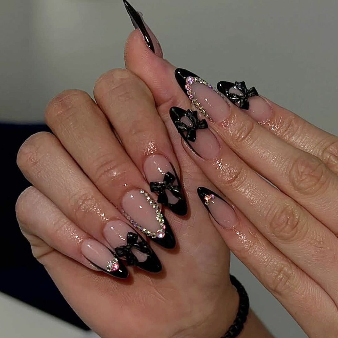 Elegantes Stiletto-Nageldesign mit Strassakzenten Karnz