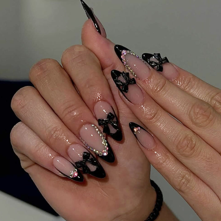 Elegantes Stiletto-Nageldesign mit Strassakzenten Karnz
