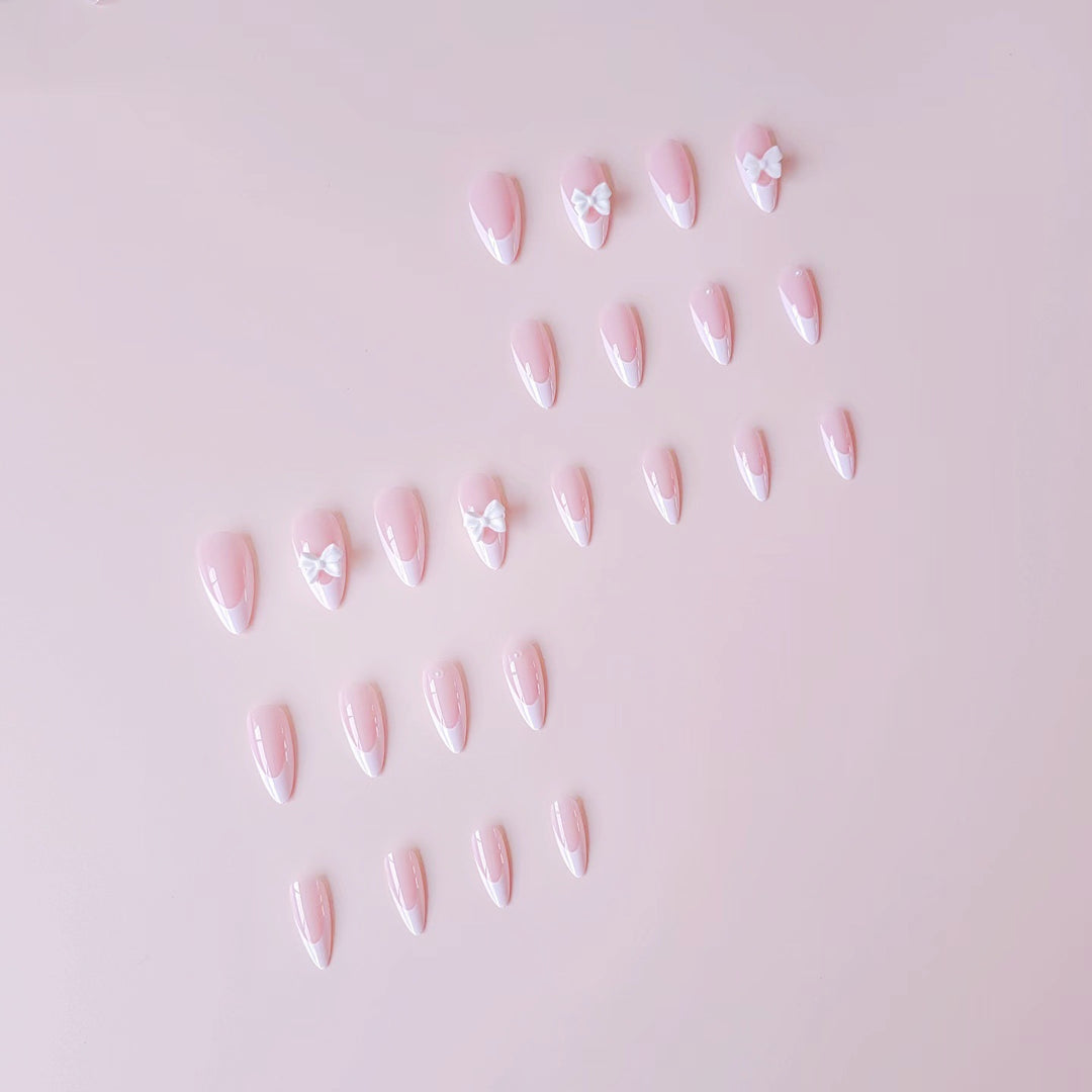 Kunstnagelset mit eleganten 3D-Blüten und glitzernden Akzenten Karnz