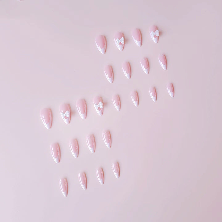 Kunstnagelset mit eleganten 3D-Blüten und glitzernden Akzenten Karnz