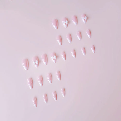 Kunstnagelset mit eleganten 3D-Blüten und glitzernden Akzenten Karnz
