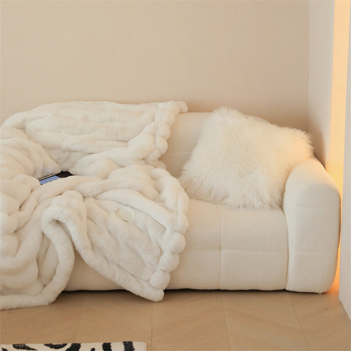 Kuscheldecke aus Kunstfell mit geripptem Strukturdesign und samtweichem Flor
