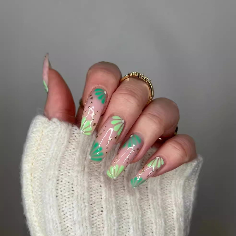 Kunstvoll gestaltete Nail Art Karnz
