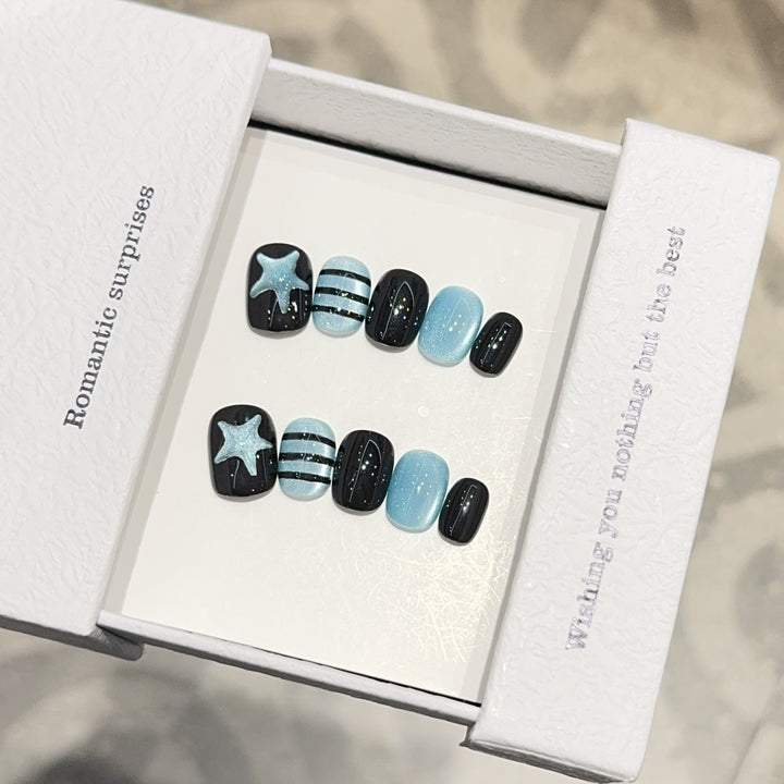 Kreatives Kunstnagelset mit Romantischen Designs Karnz