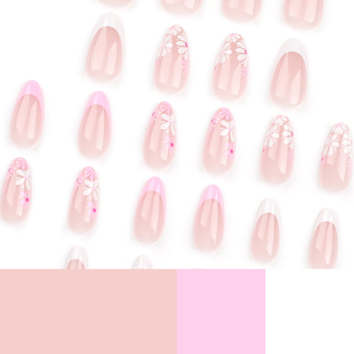 Kunstvolle Nagelkunst mit floralen Akzenten Karnz