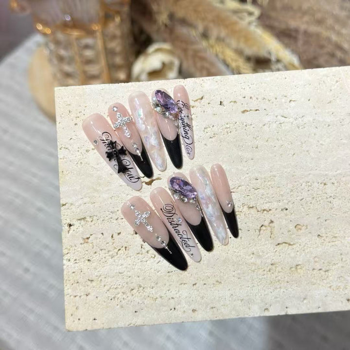 Dekorative Stiletto Press-On Nägel mit Edelstein Akzenten