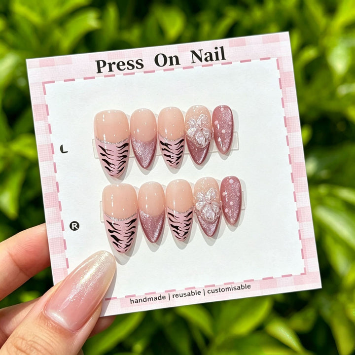 Künstlerisches Press-On Nagel Set mit anpassbarem floralem und Tigerstreifen Design