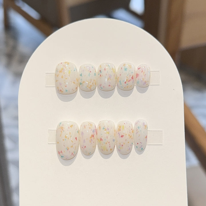 Kunstnägel mit Fröhlichem Funkel-Design Karnz