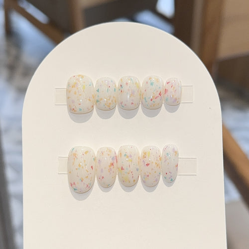 Kunstnägel mit Fröhlichem Funkel-Design Karnz
