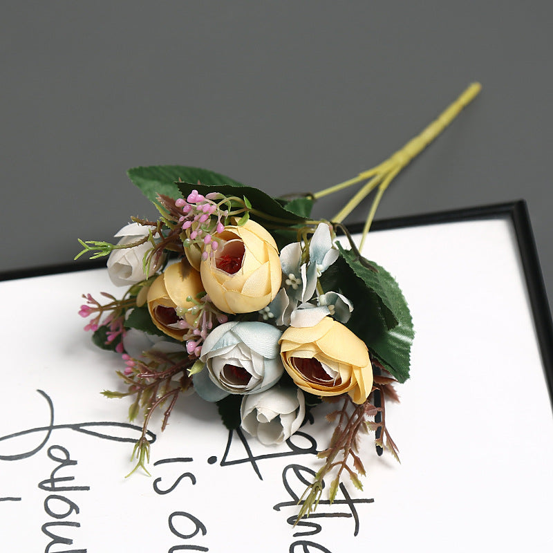 Realistischer Künstlicher Rosenstrauß