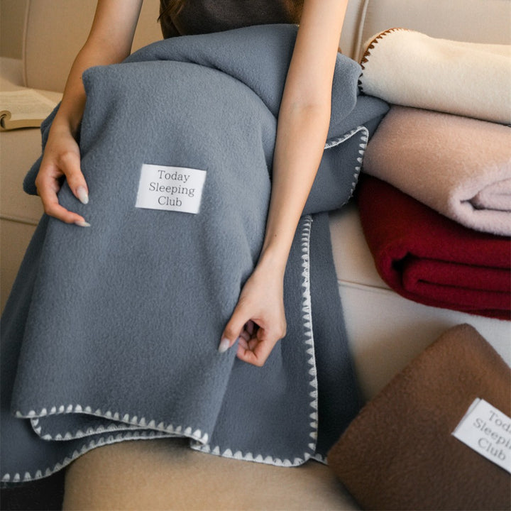 Wohndecke- und Kissen-Set aus flauschigem Fleece mit kontrastierender Ziernaht