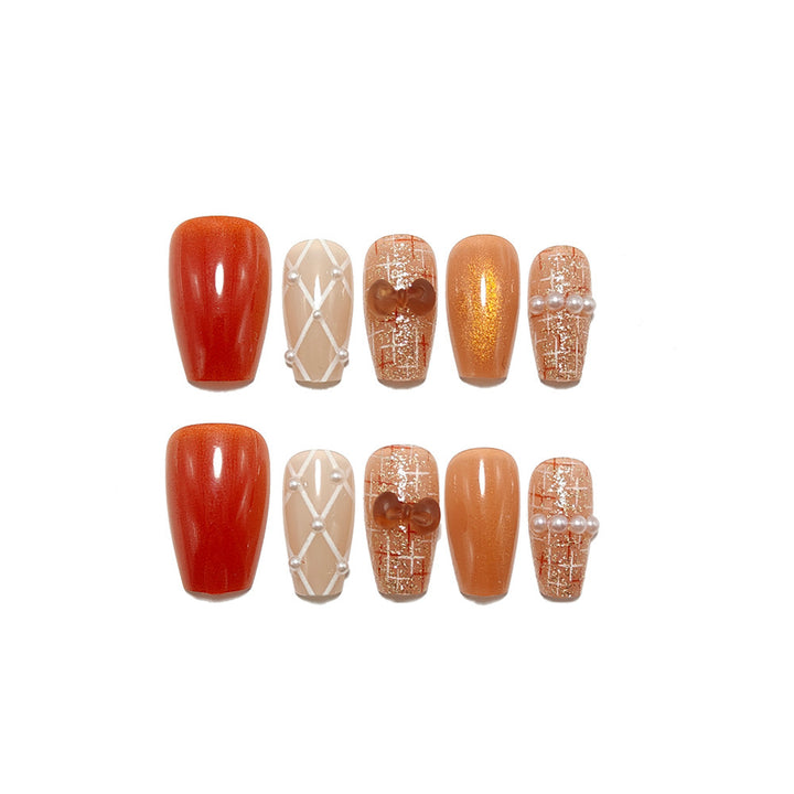 Kunstnagelset mit luxuriösen Verzierungen Karnz