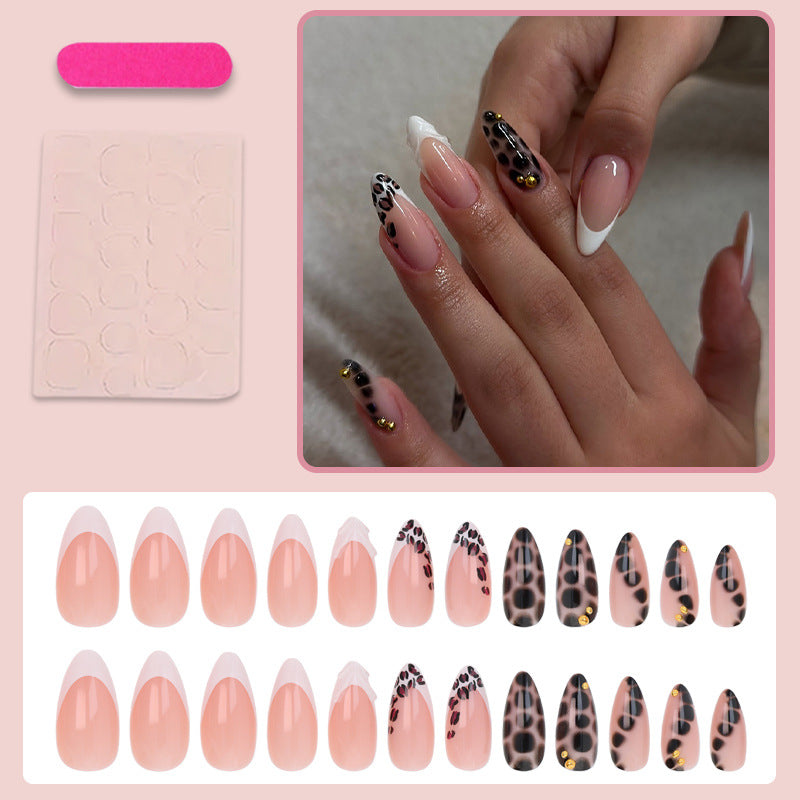 Kunstnagelset mit trendigen Leopardenmustern und eleganten Akzenten Karnz