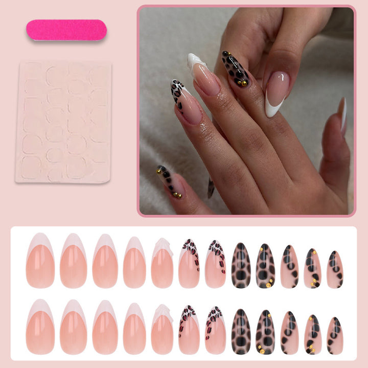 Kunstnagelset mit trendigen Leopardenmustern und eleganten Akzenten Karnz