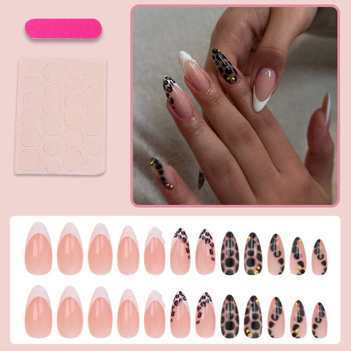 Kunstnagelset mit trendigen Leopardenmustern und eleganten Akzenten Karnz