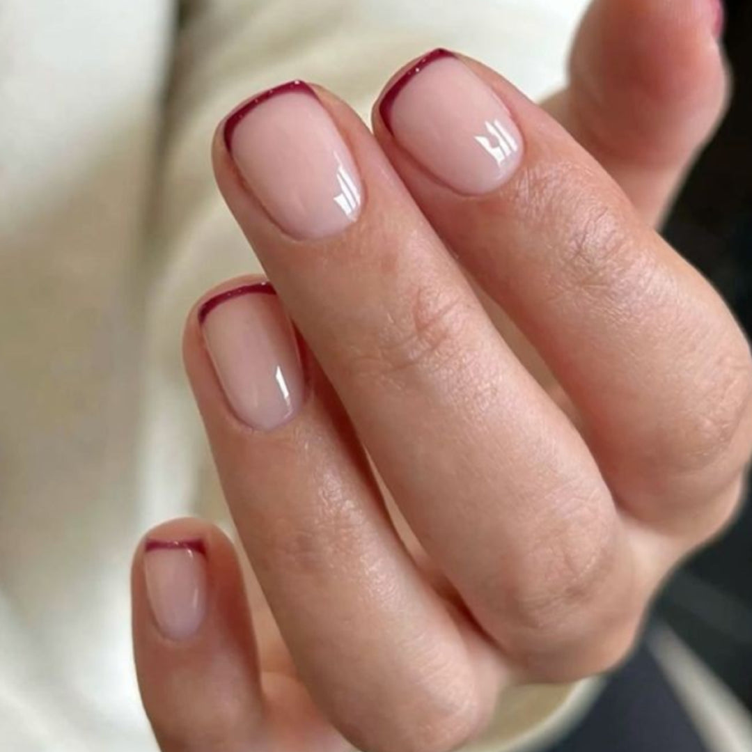 Elegante und stilvolle Nagelkunst mit schmalen farbigen Akzenten Karnz