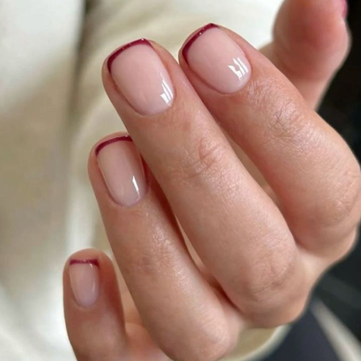 Elegante und stilvolle Nagelkunst mit schmalen farbigen Akzenten Karnz