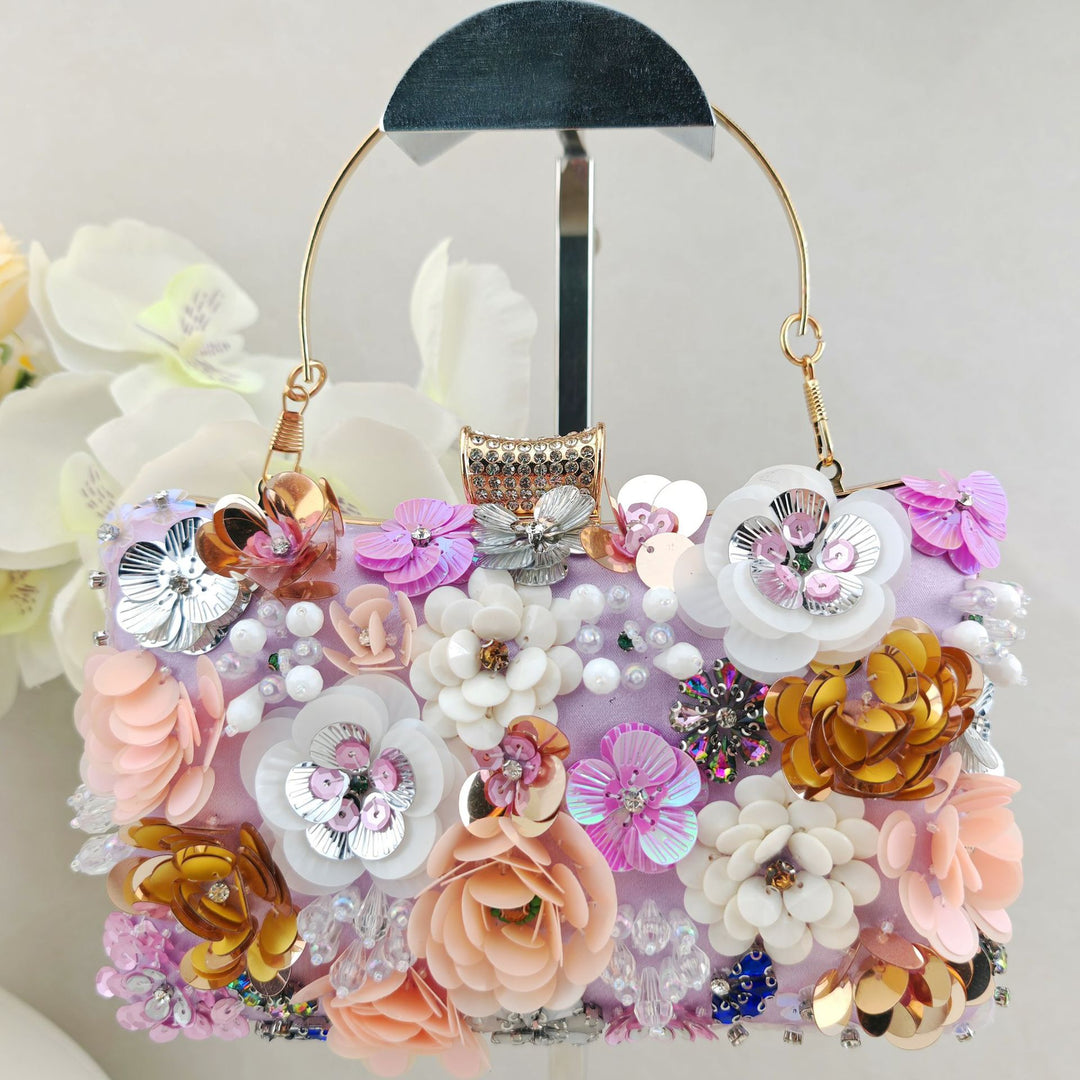 Blumig verzierte Abend-Clutch