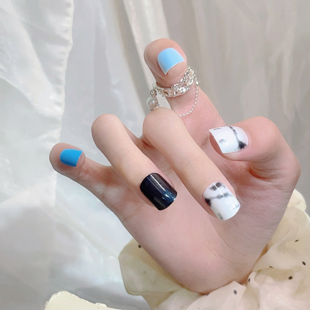 Künstlerisches Press-On Nagelset mit marmorierten Mustern