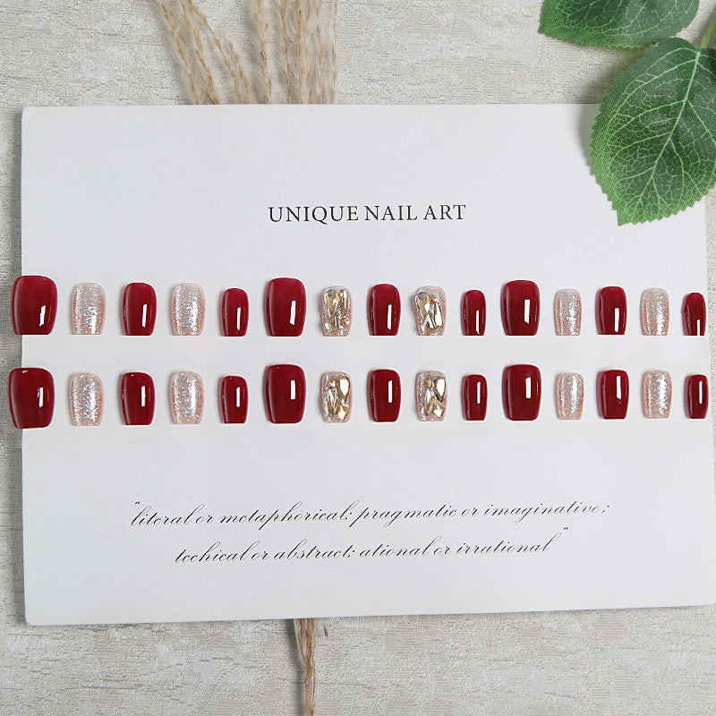 Kunstnagelset mit eleganten Glitzer- und Metallic-Akzenten Karnz