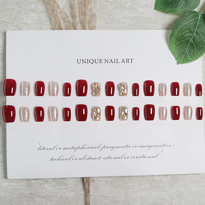 Kunstnagelset mit eleganten Glitzer- und Metallic-Akzenten Karnz