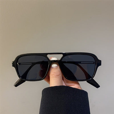 Damen trendige quadratische Sonnenbrille mit transparentem Rahmen und sanften Gläsern Karnz