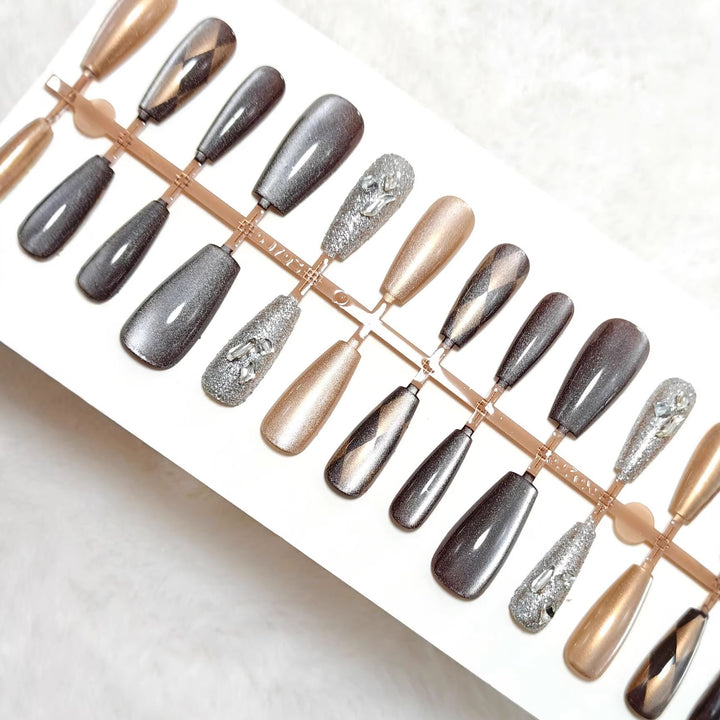 Glamouröse Kunstnägel Im Eleganten Metallic-Look Karnz