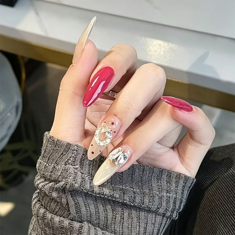 Kunstnagelset mit eleganten Glitzerakzenten Karnz