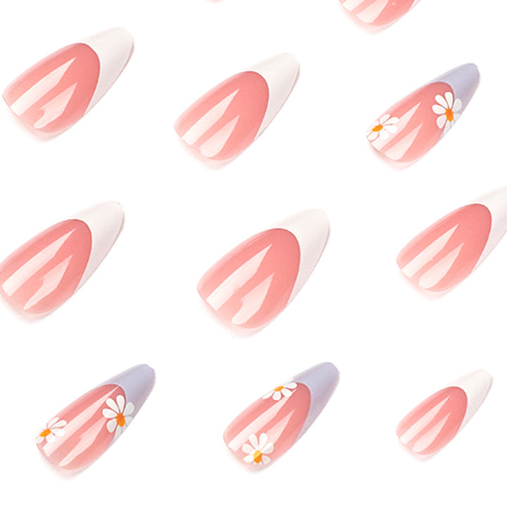 Elegante Kunstnagelgestaltung mit zarten Blüten- und Ombre-Effekten Karnz