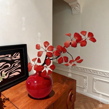 Künstlerische Keramikvase mit lebensechter Blumengestaltung
