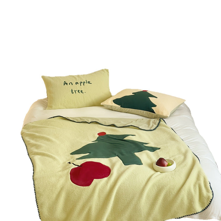 Kuschelige Wendefleece-Tagesdecke mit appliziertem Tannenbaum- und Apfelmotiv
