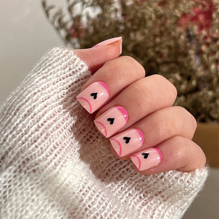 Kreative Nagelkunst mit Herz-Design und Glitzerakzenten Karnz
